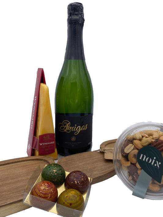 Kerst pakket met Picasso bonbons, borrelplank en delicatessen